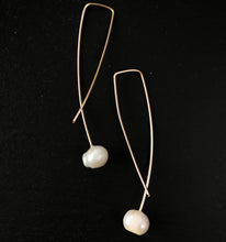 Load image into Gallery viewer, Geo earrings - pearl
